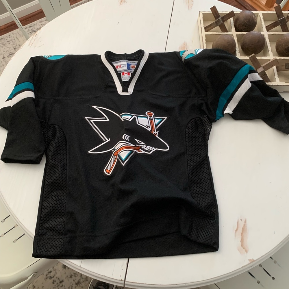 NHL official jersey. Youth L/XL is equivalent to women’s medium.